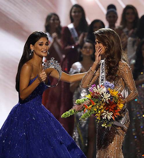 Мисс Вселенная-2015 Пиа Вуртцбах передает корону представительнице Франции Ирис Миттенэр