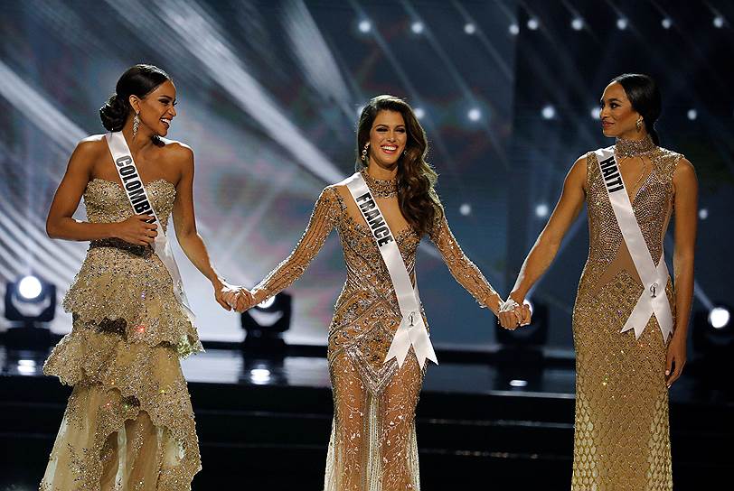 Слева направо:  Вторая вице-мисс Андреа Товар (Колумбия), Мисс Вселенная Ирис Миттенэр (Франция) и первая вице-мисс Ракель Пелисье (Гаити)