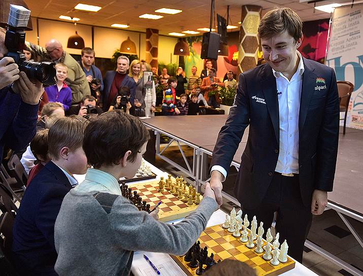 Российский шахматист Сергей Карякин (справа)