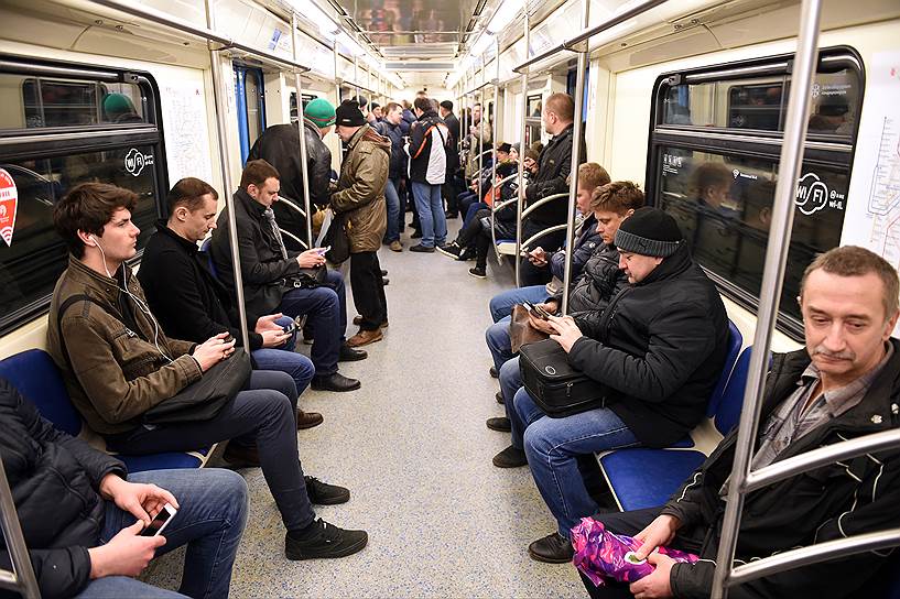 Первые пассажиры на новом участке Калининско-Солнцевской линии московского метро