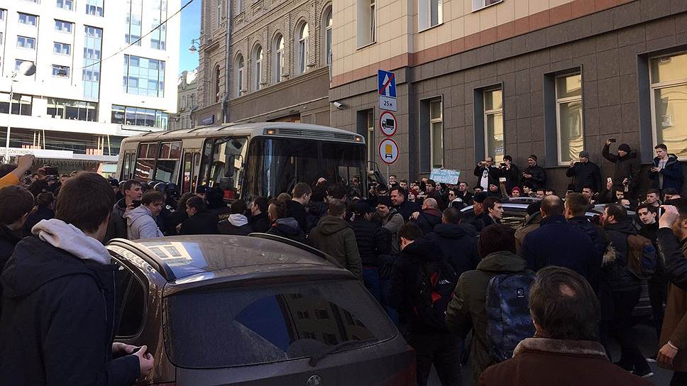 В Москве на несанкционированном митинге задержан Алексей Навальный
