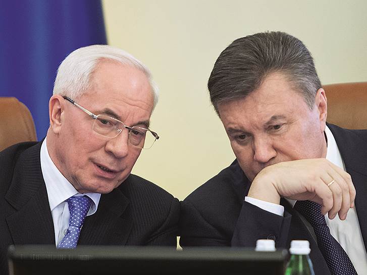 Бывший премьер министр Украины Николай Азаров (слева) и бывший президент Украины Виктор Янукович (справа)