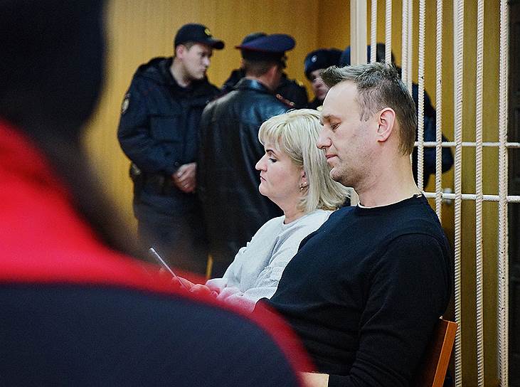 Политик Алексей Навальный (справа)