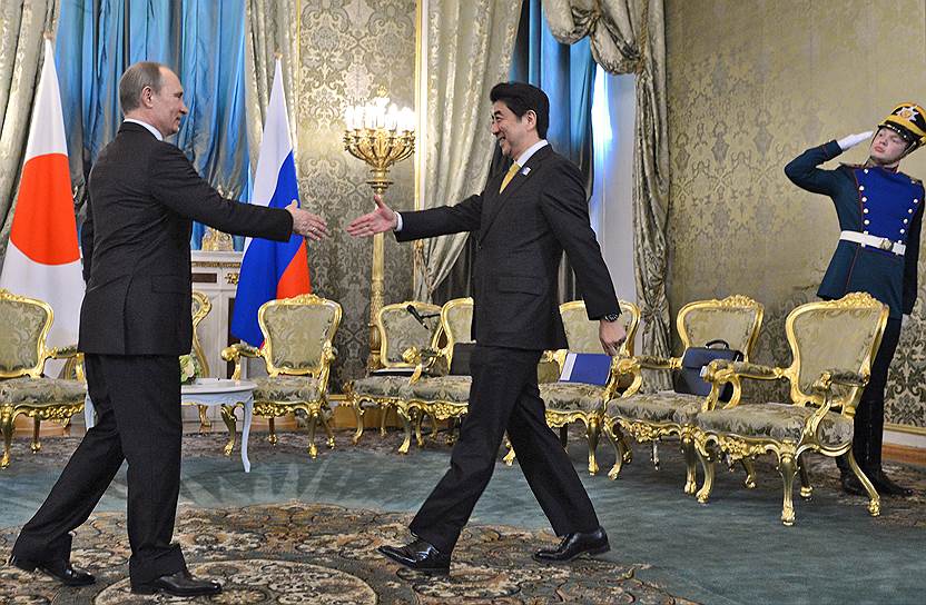 Президент России Владимир Путин (слева) и премьер Японии Синдзо Абэ (справа)