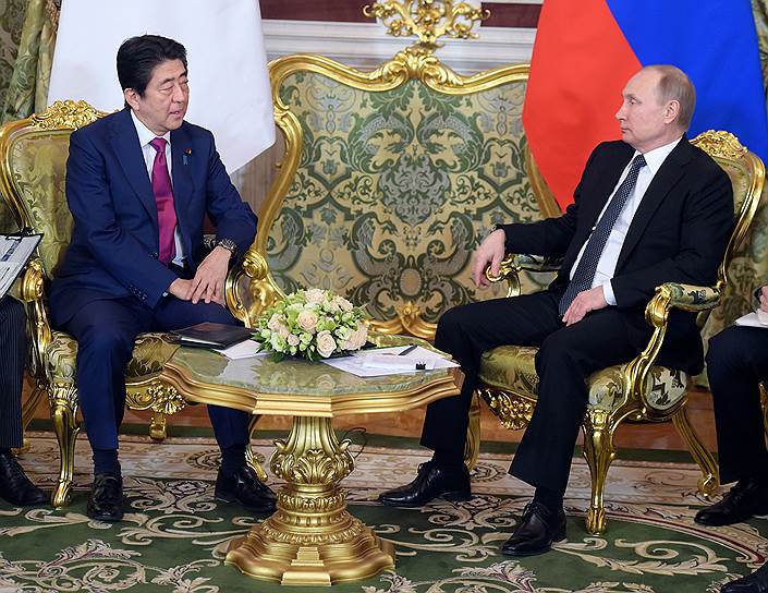 Премьер-министр Японии Синдзо Абэ (слева) и президент России Владимир Путин (справа)