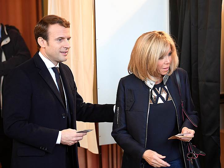 Кандидат в президенты Франции от движения &quot;Вперед!&quot; Эмманюэль Макрон с супругой Брижит