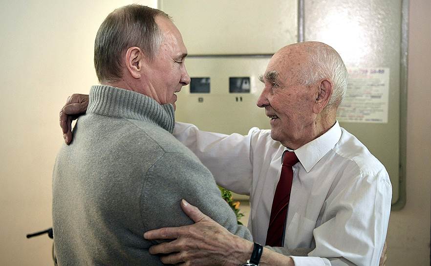 Президент России Владимир Путин и бывший представитель КГБ СССР в ГДР Лазарь Матвеев