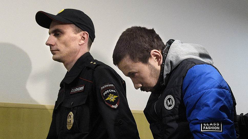 Подозреваемый по делу о теракте в метро Санкт-Петербурга Мухамадюсуп Эрматов (в центре)