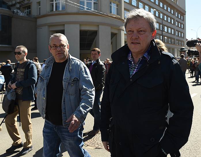 Председатель Федерального политического комитета партии «Яблоко» Григорий Явлинский (справа)