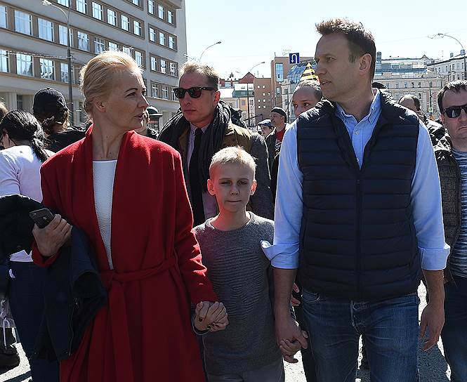 Политик Алексей Навальный с женой Юлией  и сыном Захаром 