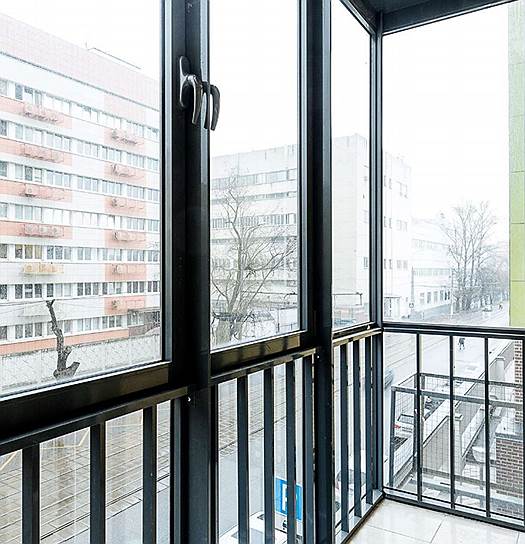 «Балконы в квартирах оборудованы стеклопакетами, а на полу уложена качественная керамическая плитка. Это станет дополнительным местом для хранения вещей и отдыха жильцов»