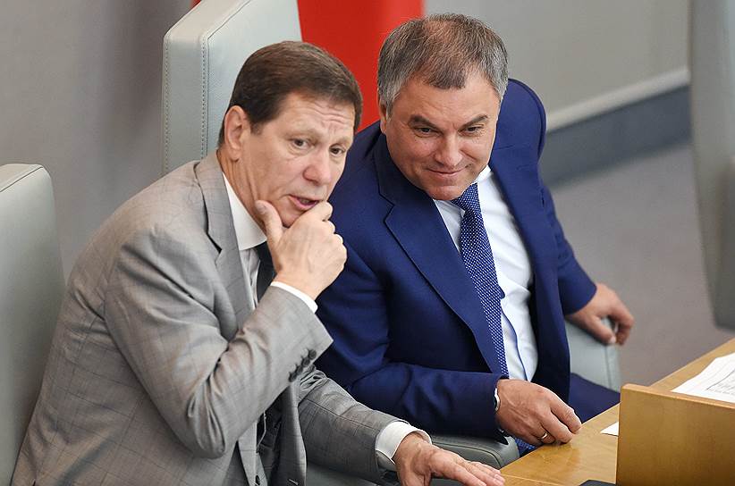 Председатель Госдумы России Вячеслав Володин (справа) и его первый заместитель Александр Жуков (слева)