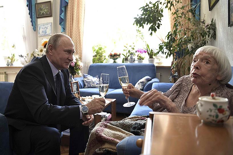 Президент России Владимир Путин и правозащитница Людмила Алексеева