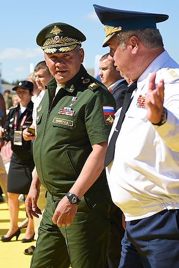 Министр обороны России Сергей Шойгу (слева) и главнокомандующий Воздушно-космическими силами России Виктор Бондарев (справа) 