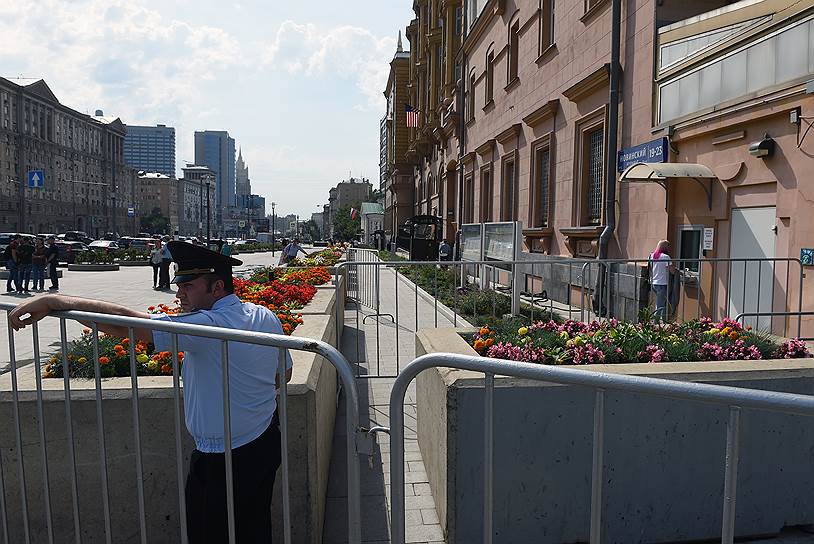Подход к зданию посольства США на Новинском бульваре в Москве
