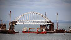 В Керченском проливе завершена установка арки Крымского моста