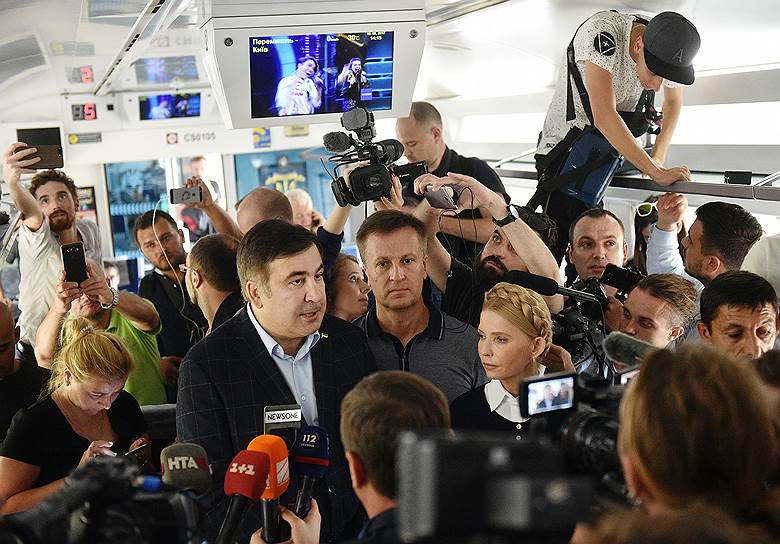 Лидер ВО &quot;Батькивщина&quot; Юлия Тимошенко (третья справа) и бывший глава Одесской области Михаил Саакашвили (слева)
