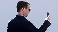 Медведеву подарили российский смартфон, но пользоваться им он не будет