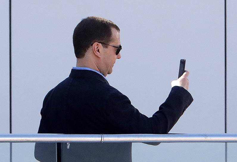 Премьер-министр России Дмитрий Медведев с iPhone