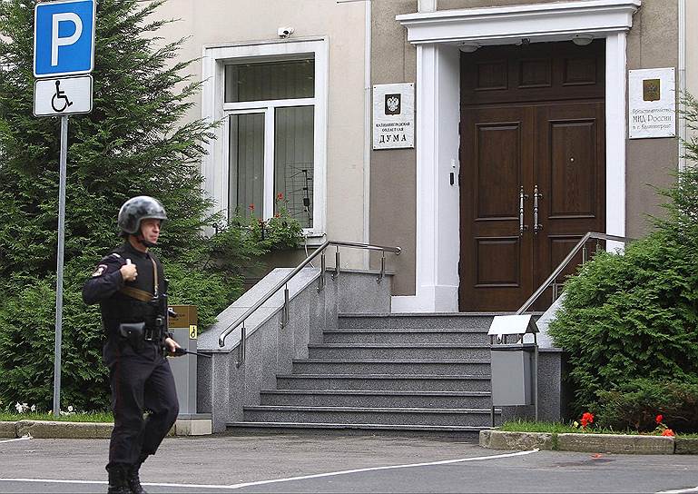 Калининград, сотрудник полиции возле эвакуированного здания областной думы