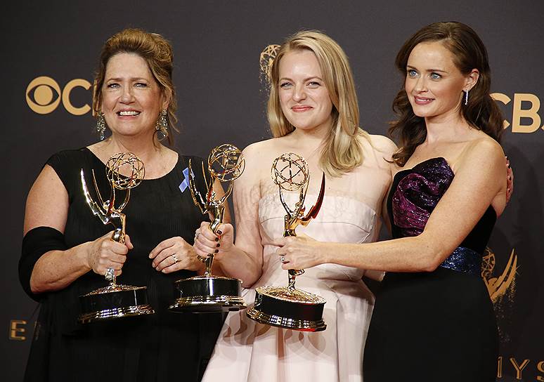 Актрисы Энн Дауд, Элизабет Мосс и Алексис Бледел, получившие «Эмми» за свои роли в сериале «Рассказ служанки».