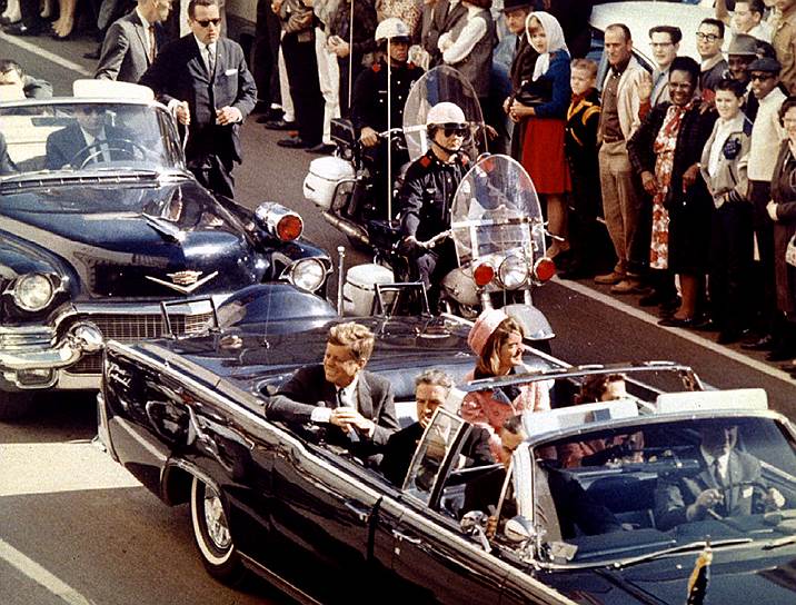 35-ый президент США Джон Кеннеди с супругой Жаклин едут по Элм-стрит