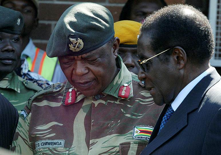 Генерал Константино Чивенга и президент Зимбабве Роберт Мугабе