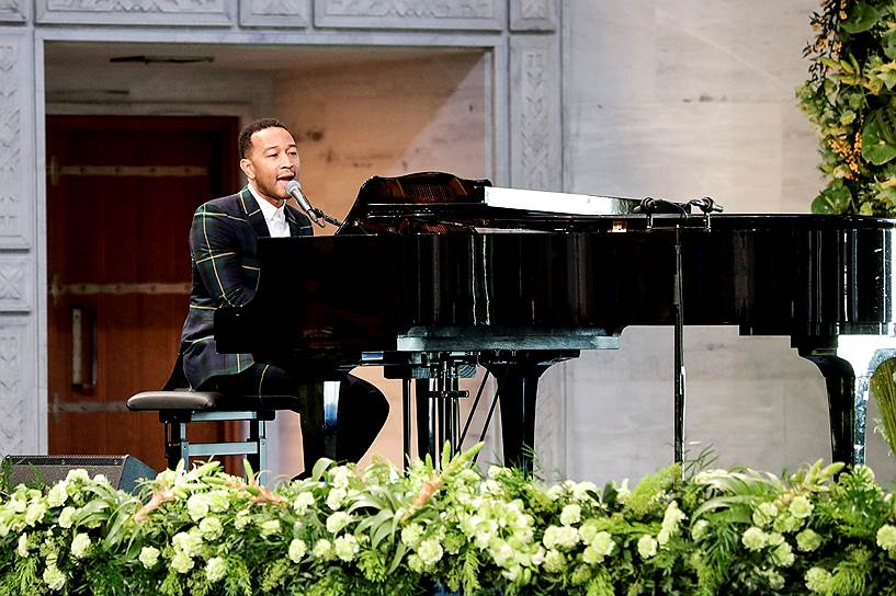 Музыкант Джон Ледженд во время выступления на церемонии вручения Нобелевской премии мира в Ратуше Осло