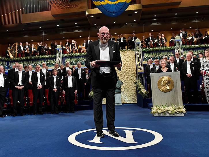 Нобелевский лауреат по физике Кип Торн получает награду в Стокгольмском концертном зале