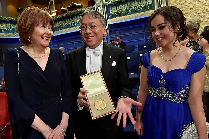 Лауреат Нобелевской премии по литературе Кадзуо Исигуро с женой и дочерью на торжественной церемонии
