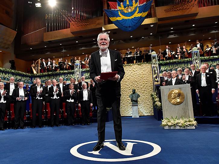 Лауреат Нобелевской премии по химии швейцарец Жак Дюбоше на торжественной церемонии в Стокгольме