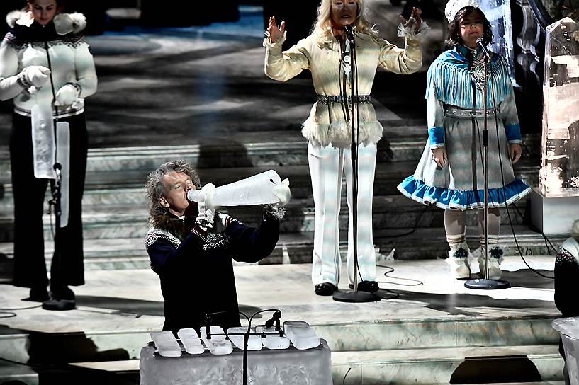 Норвежский музыкант Терье Исунгсет выступает на ледяных инструментах на Нобелевском банкете в Стокгольме