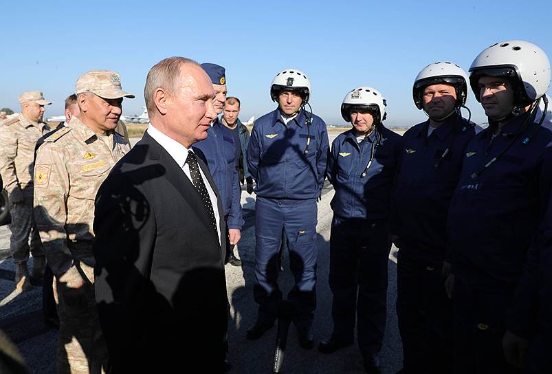 Министр обороны России Сергей Шойгу (слева) и президент Владимир Путин (второй слева)