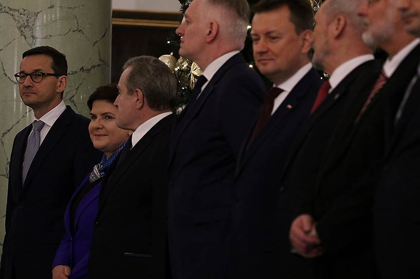 Новый премьер-министр Польши Матеуш Моравецкий и бывший премьер Беата Шидло