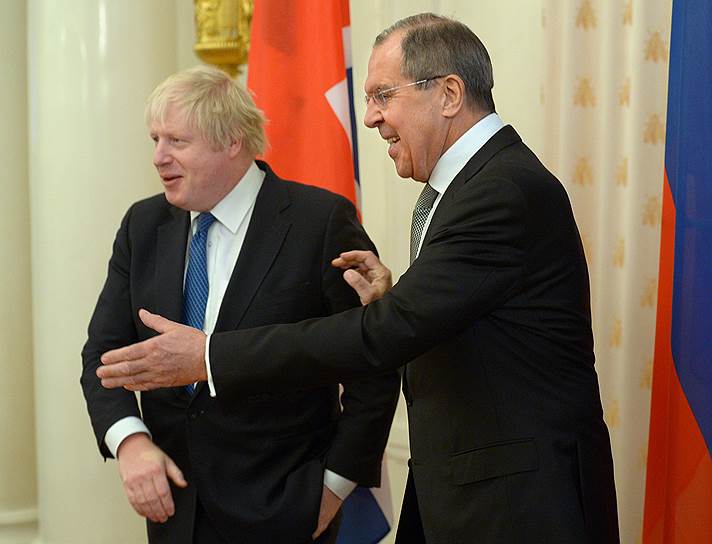 Министры иностранных дел России и Великобритании Сергей Лавров (справа) и Борис Джонсон (слева)