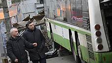 Три человека пострадали в результате наезда автобуса на остановку в Москве
