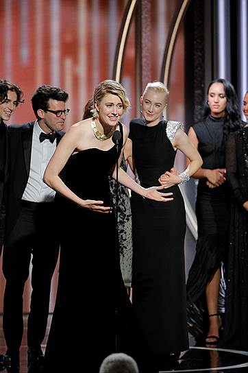 Грета Гервиг (в центре) — режиссер фильма «Леди Берд» во время вручения награды за лучший фильм в категории комедия и мюзикл