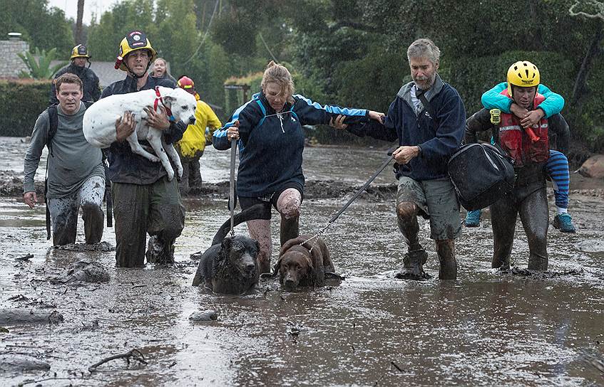 Монтесито, штат Калифорния (США). Спасатели помогают местным жителям покинуть свои дома