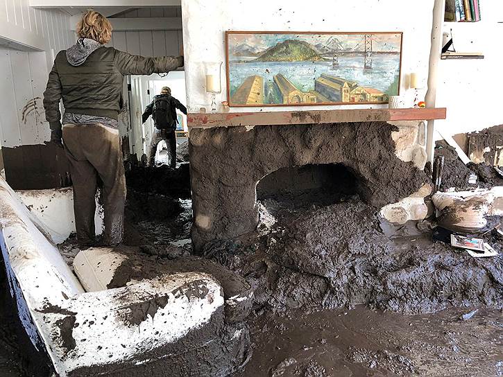 Монтесито, штат Калифорния (США). Местные жители осматривают дом, поврежденный сходом оползня 