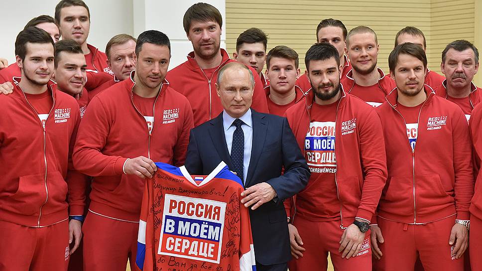 Президент России Владимир Путин в окружении российских олимпийцев