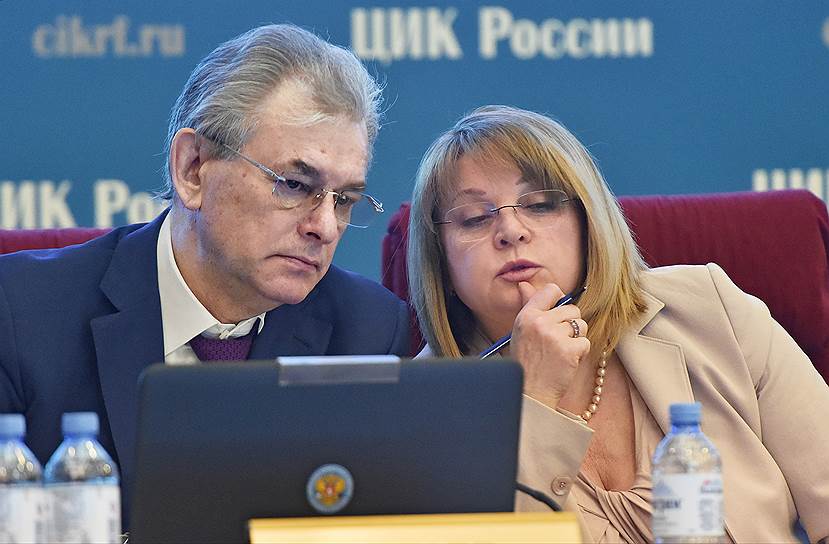 Председатель Центральной избирательной комиссии России Элла Памфилова (справа) и ее заместитель Николай Булаев (слева)