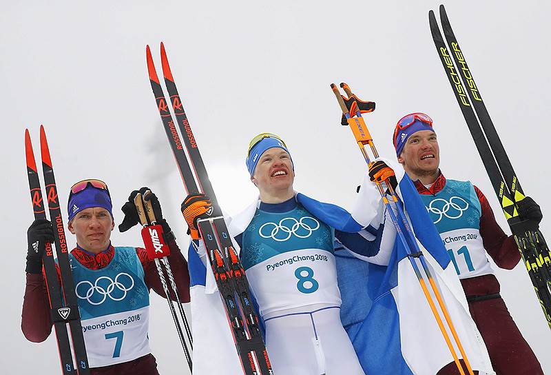 Медалисты лыжной гонки: финн Ииво Нисканен (в центре) и россияне Александр Большунов (слева) и Андрей Ларьков (справа)