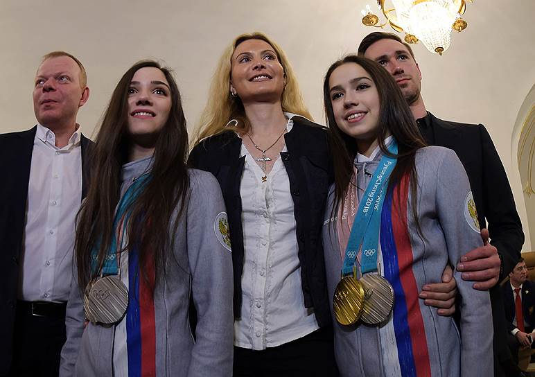 Слева направо: фигуристка Евгения Медведева, тренер по фигурному катанию Этери Тутберидзе и фигуристка Алина Загитова