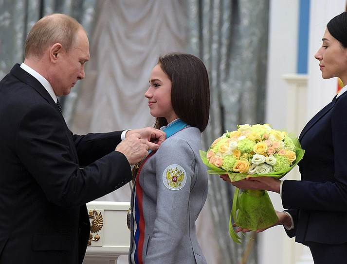 Владимир Путин и фигуристка Алина Загитова во время церемонии