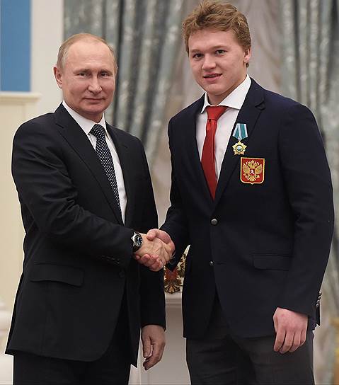 Владимир Путин и хоккеист Кирилл Капризов 
