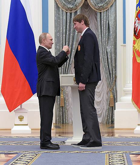 Владимир Путин и хоккеист Василий Кошечкин (справа)