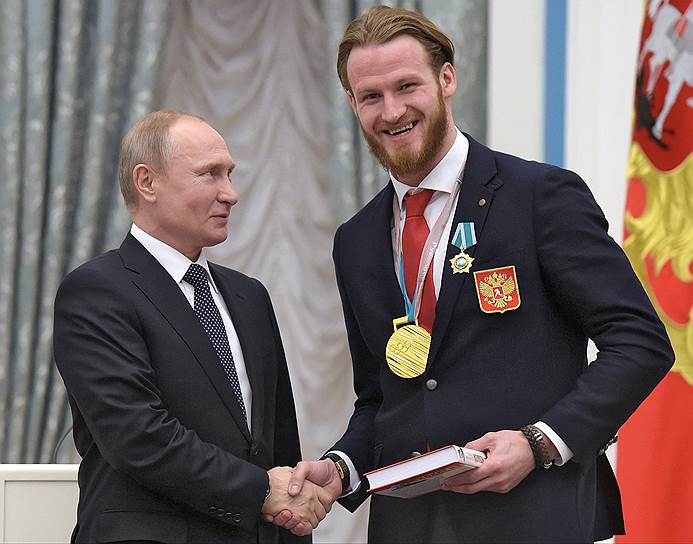 Президент России Владимир Путин и хоккеист Иван Телегин (справа) 