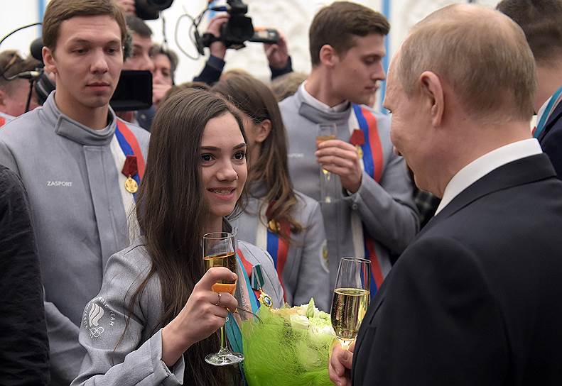 Фигуристка Евгения Медведева (в центре) и президент России Владимир Путин (справа)