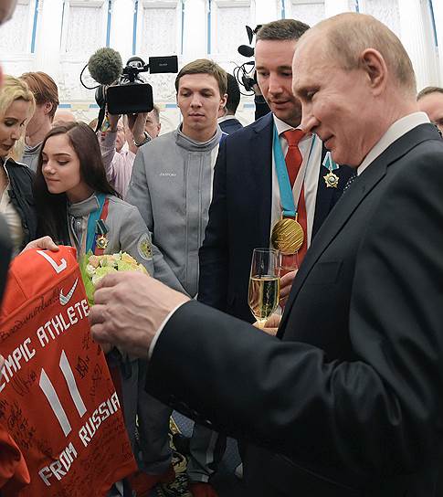 Президент России Владимир Путин (справа), хоккеист Илья Ковальчук (второй справа), фигуристка Евгения Медведева (вторая слева) и тренер по фигурному катанию Этери Тутберидзе (слева) во время церемонии