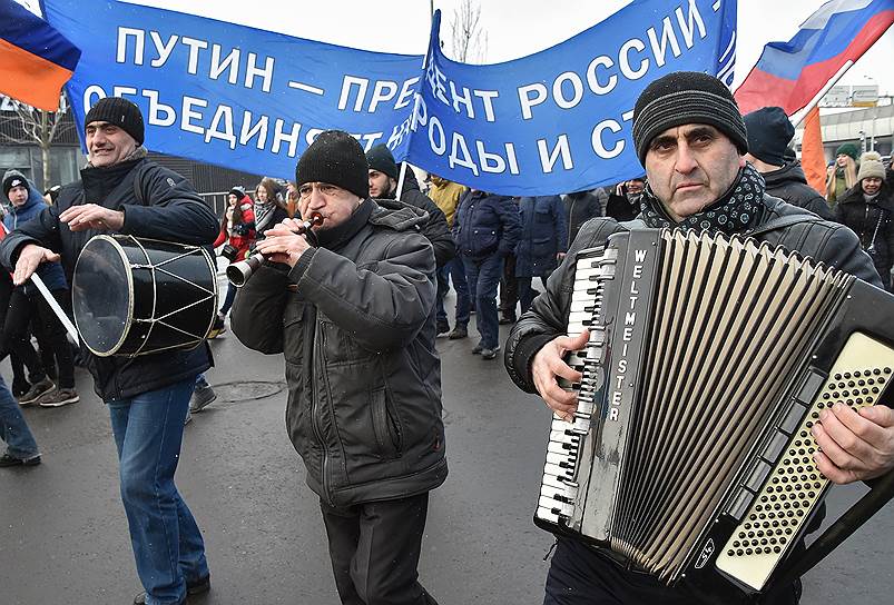 Участники митинга &quot;За сильную Россию!&quot; перед стадионом &quot;Лужники&quot;